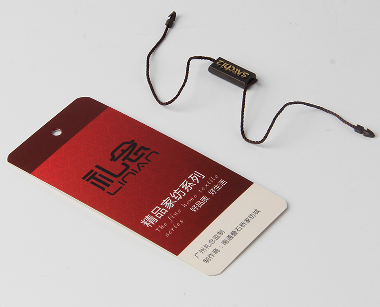 衣服吊牌在定做時(shí)出幺蛾子，制造商這樣做不懼怕劃痕