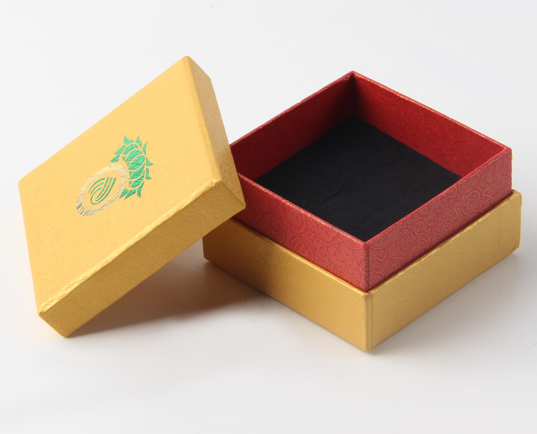 代表化妝品盒子廠家的老師傅，仔細(xì)比對3個小時，只為品質(zhì)