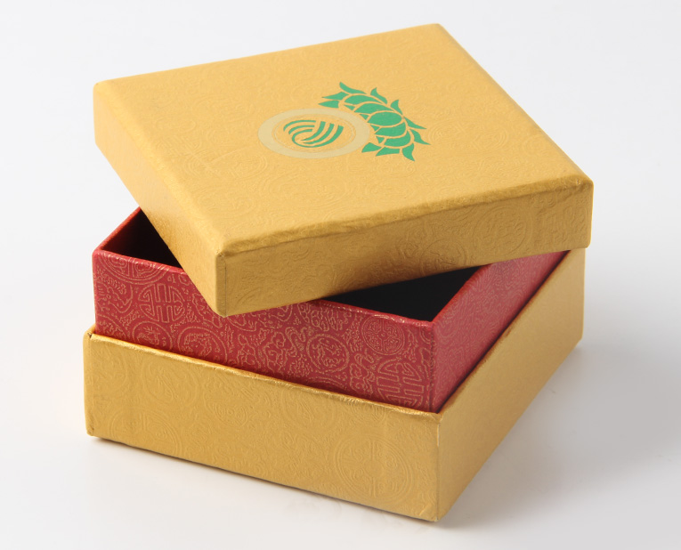 代表化妝品盒子廠家的老師傅，仔細(xì)比對3個小時，只為品質(zhì)