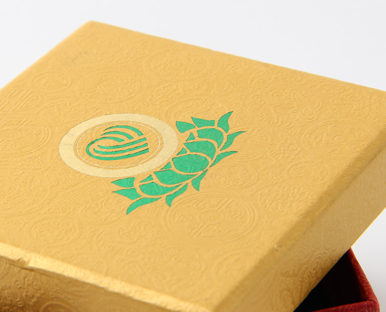 代表化妝品盒子廠家的老師傅，仔細(xì)比對3個小時，只為品質(zhì)