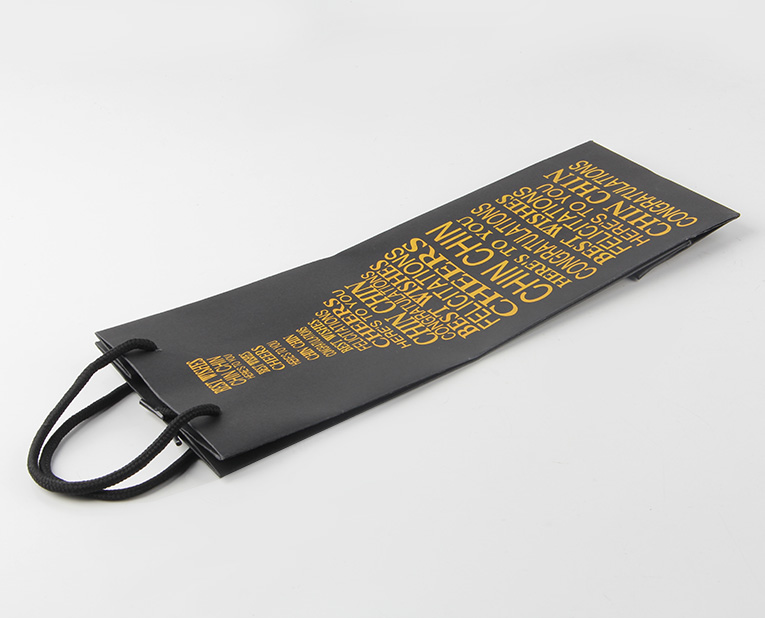 皮具禮品袋定做的質(zhì)量，其實(shí)能由“啞巴”傳遞出來(lái)